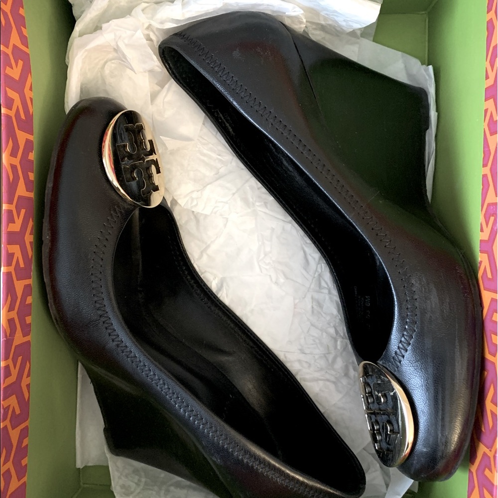 Tory Burch Sophie wedge black leather and gold. Excellent condition !!